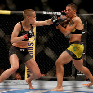 兩名女拳手在UFC籠中比賽時互相出拳。