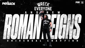 Roman Reigns 手持WWE環球冠軍腰帶，背後有粗體文字。