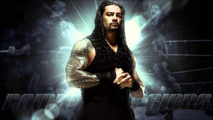 Roman Reigns 在摔角擂台上，身後有發光的藍色燈光和褪色的動作照片。