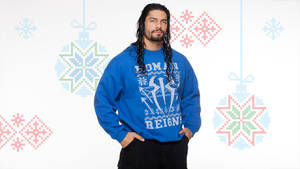 Roman Reigns 身穿藍色節日毛衣，身後有像素化飾物。
