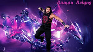Roman Reigns 以動態姿勢展現，身後有破碎的紫色和粉紅色能量效果。