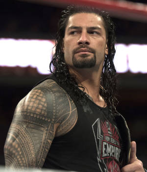 摔角手 Roman Reigns 在擂台上帶有紋身，表情專注。