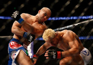 兩名戴著MMA手套的拳手在八角籠內互相出拳。 — 拳擊 壁紙