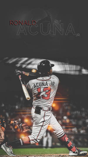 棒球選手 Ronald Acuna Jr. 在夜晚的球場揮棒。