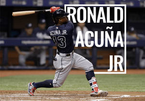 棒球手 Ronald Acuña Jr. 在夜間比賽中揮棒。