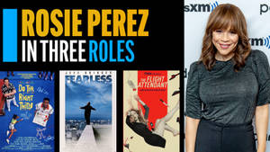 Rosie Perez 在記者會上，身後有電影海報。