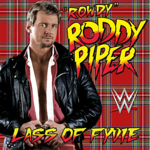 摔角手 Rowdy Roddy Piper 身穿皮褸，在格仔背景上展示 WWE 標誌。