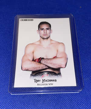 Rory MacDonald 戰士卡，藍色背景上配有冠軍腰帶。