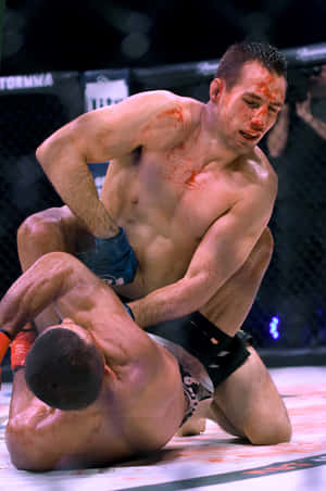 兩名男性拳手在八角籠內進行血腥的MMA比賽。 — 小米Pad 8 壁紙
