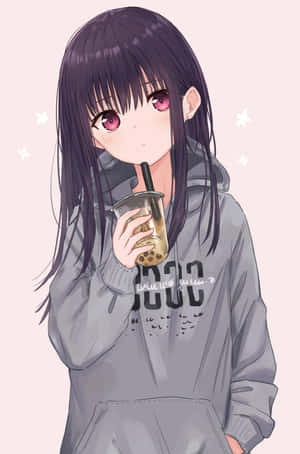 穿著灰色連帽衫、粉紅眼紫髮的動漫女孩喝珍珠奶茶。