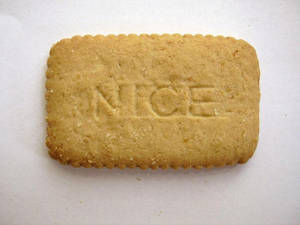 一塊金黃色長方形餅乾，上面壓印有「NICE」字樣。