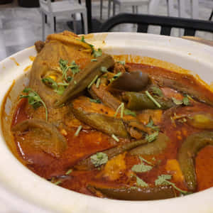 濃郁紅咖哩配魚肉和茄子，以芫荽裝飾。 — 美食 壁紙
