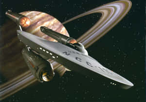 星艦企業號在深空中環繞一顆帶有光環的行星運行。