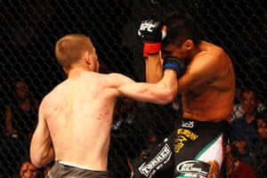 兩位MMA拳手在UFC比賽期間於八角籠內互相出拳。