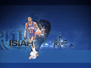 身穿活塞隊球衣的籃球運動員 Isiah Thomas 在夜間城市天際線背景下運球。