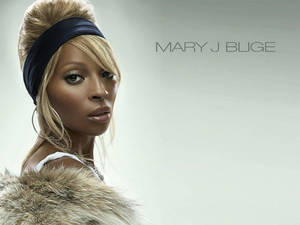 Mary J Blige 穿著毛皮和頭帶的工作室肖像。