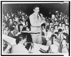 爵士單簧管演奏家為1940年代夜總會滿座的觀眾表演。 — 猶他爵士 壁紙