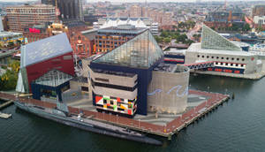 傍晚港口停泊著潛艇的現代海濱建築。