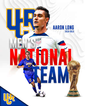 足球運動員Aaron Long穿著美國隊球衣和FIFA世界盃獎盃圖形。