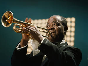 爵士音樂家在舞台燈光下穿著正式服裝演奏小號。 — 音樂 GIF 壁紙