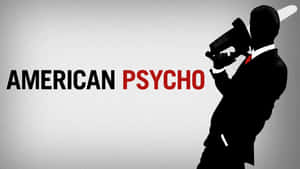 一個穿著西裝、手持棒球棍的男人的剪影，帶有「AMERICAN PSYCHO」文字。