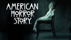 一個鬼魅的小孩穿著白色裙子坐在黑暗房間的椅子上，有 American Horror Story 文字。
