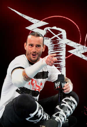 WWE摔角手CM Punk在表演期間用麥克風向前指。