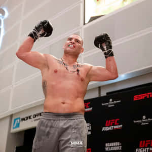 MMA拳手在UFC賽事中舉起拳頭慶祝勝利。