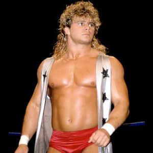 肌肉發達、金色捲髮的摔角手，穿著紅色短褲和銀星長袍，在摔角場上。
