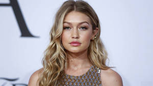 Gigi Hadid 在時尚活動中穿著閃亮上衣。