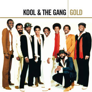 Kool & The Gang 樂隊成員穿著色彩繽紛的70年代服裝，為攝影棚照片擺姿勢。