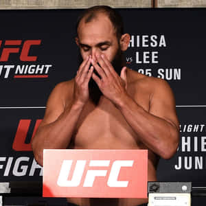 UFC拳手在稱重記者會上遮臉