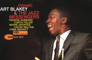 Art Blakey 在帶有樂隊名稱和 Blue Note 標誌的爵士專輯封面上燦爛微笑。 — 猶他爵士 壁紙
