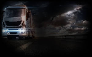 銀色卡車在暴風雨雲層下夜間行駛，車頭燈亮著。