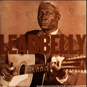 Leadbelly 在1949年的復古音樂會照片中彈奏結他。