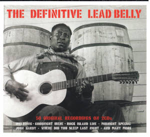 專輯封面中，Lead Belly 手持木結他，身後有木桶。 — 復古gif 壁紙