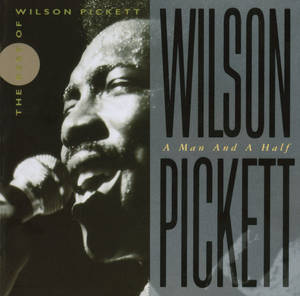 Wilson Pickett在復古專輯封面上對著麥克風唱歌。