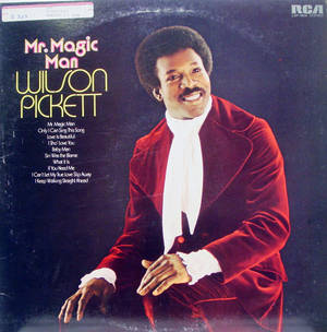 Wilson Pickett 穿著紅色天鵝絨西裝在《Mr. Magic Man》專輯封面上微笑。