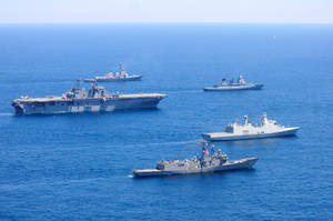 四艘軍艦在公海以編隊航行 — 海 壁紙