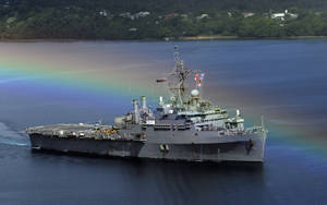 灰色軍艦在綠色海岸附近以彩虹為背景航行。 — 海 壁紙