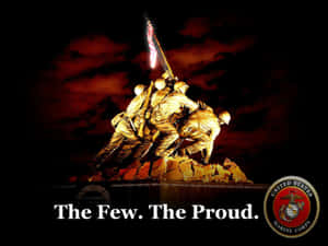 硫磺島紀念碑雕像，夜晚升起旗幟，在紅色天空下，文字為「The Few. The Proud.」