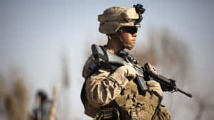 身穿沙漠制服的士兵在乾燥環境中持步槍