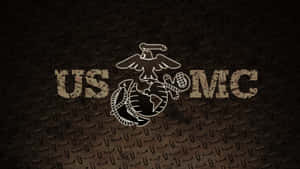 紋理深色金屬背景上的 USMC 徽章 — 美國國旗 壁紙