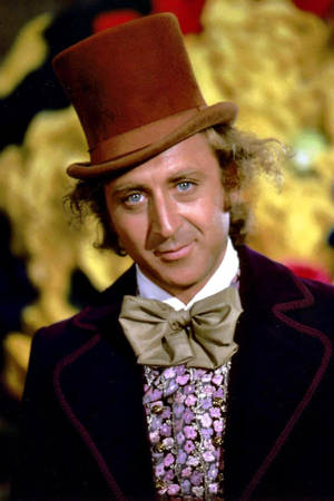 戴高帽和花卉背心的男子穿著戲劇服裝微笑。 — 荷里活 GIF 壁紙