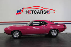 陳列室中的粉紅色經典肌肉車，牆上帶有USA Hotcars標誌。