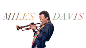 Miles Davis 在工作室肖像中吹奏小號，他的名字以漸變文字呈現。