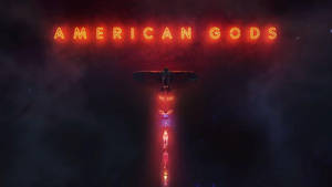 霓虹燈牌 American Gods 上方有一個帶翅膀的身影穿過宇宙黑暗降臨。