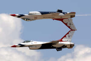 兩架美國空軍雷鳥噴射機在藍天白雲中編隊飛行。