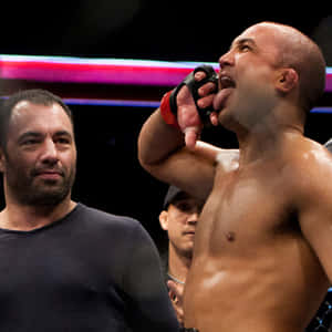 MMA拳手在八角籠中與教練一起呼喊勝利。 — 動漫打鬥 壁紙
