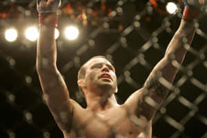 MMA拳手在明亮的燈光下於八角籠中高舉雙臂慶祝勝利。